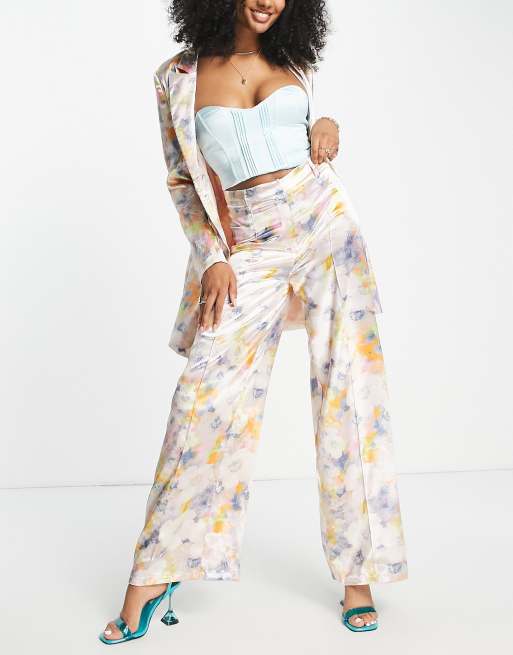 Liquorish - Elegante satijnen broek met pastelkleurige bloemenprint met zachte wassing, deel van co-ord set