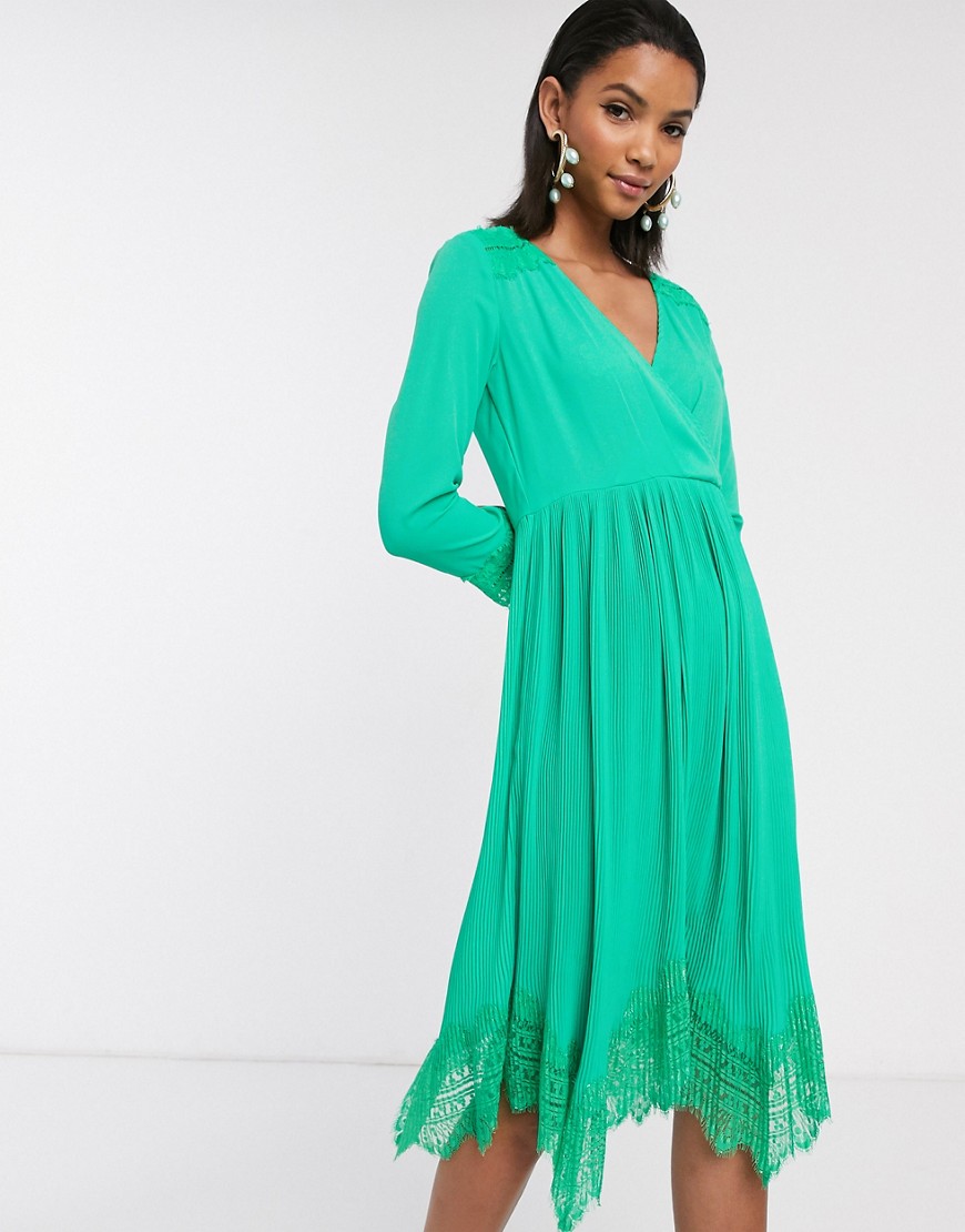 Liquorish – Grön omlottklänning med plisserad kjol och spetsfåll