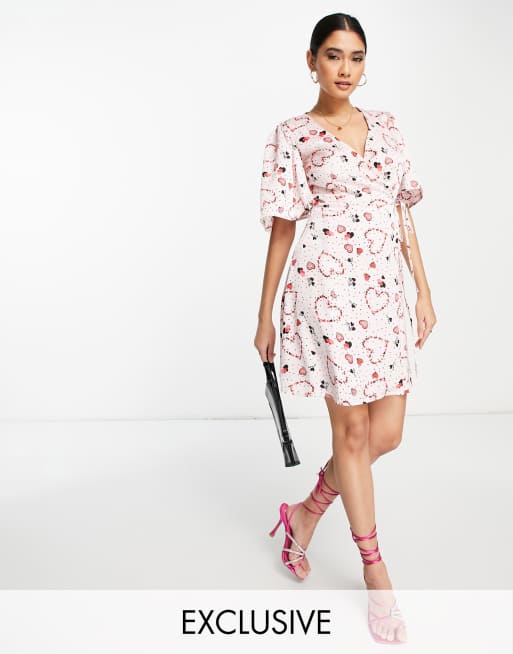 Liquorish in esclusiva per ASOS - Vestito avvolgente corto con stampa con cuori, color crema 