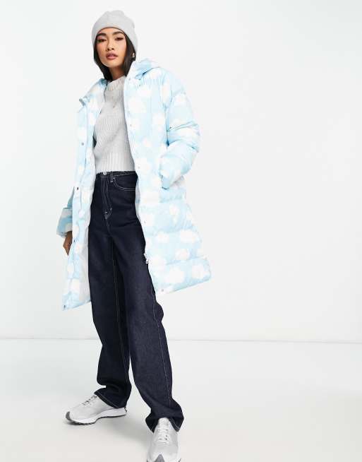 Liquorish - Lange gewatteerde puffer jas in blauw met wolkenprint 