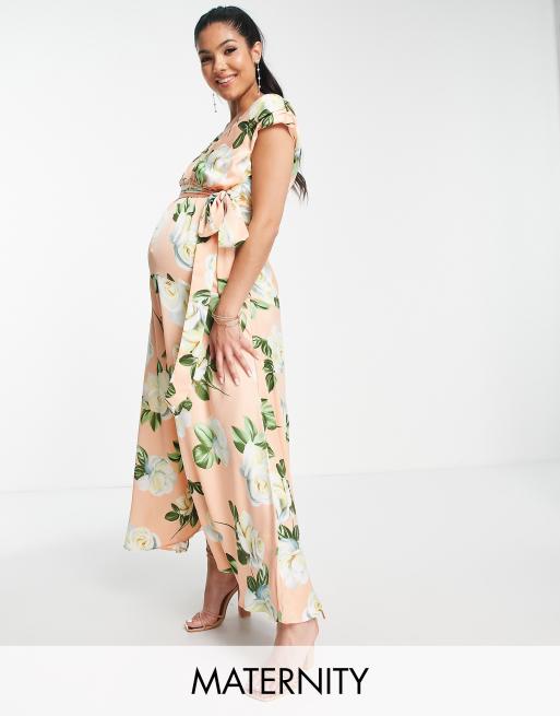 Liquorish Maternity – Brzoskwiniowa sukienka maxi z głębokim dekoltem w różany wzór 