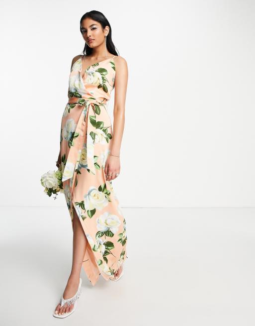 Liquorish – Maxi-Wickelkleid aus pfirsichfarbenem Satin mit Rosenmuster und Bindegürtel 