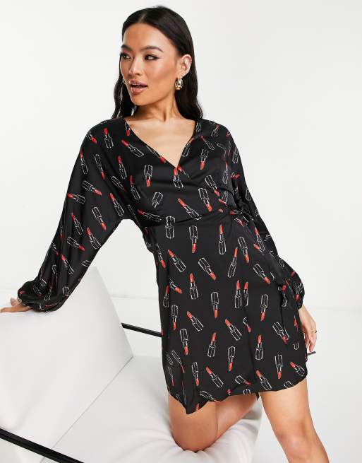 Liquorish - Mini jurk met overslag in zwart met lippenstiftprint 