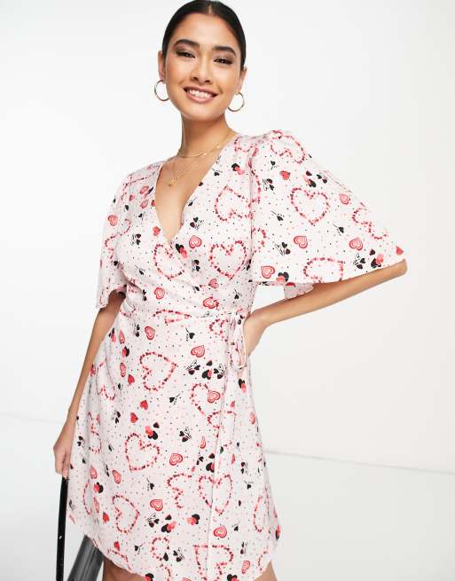 Liquorish – Mini-Wickelkleid in Creme mit Herzmuster, exklusiv bei ASOS , 4 von 4