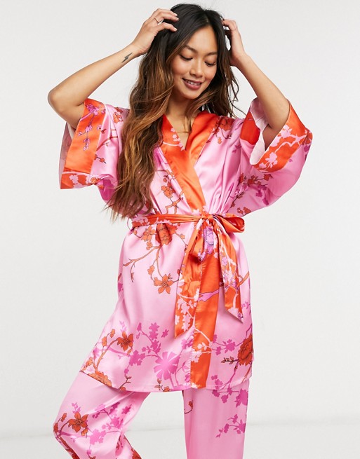 Liquorish nightwear blossom print robe in pink and red