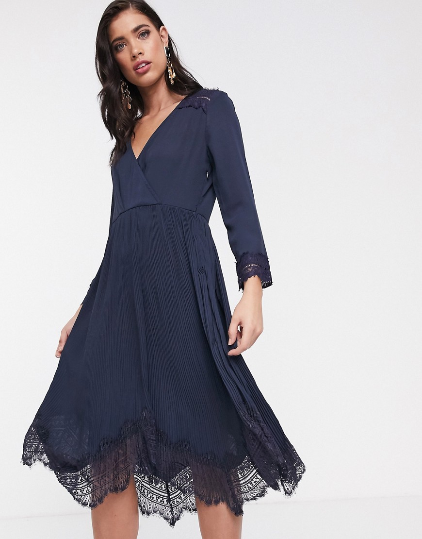 Liquorish – Omlottklänning med plisserad kjol och spetsfåll-Marinblå