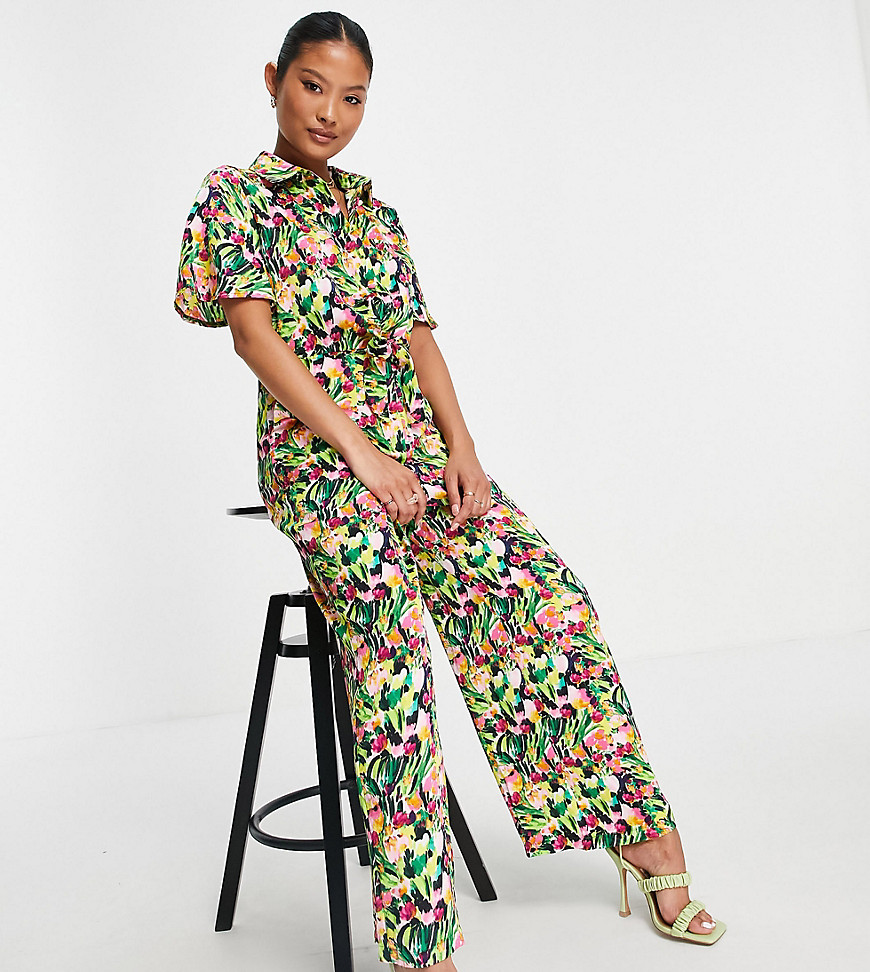 Liquorish Petite – Jumpsuit mit Hemddesign und Blumenmuster-Mehrfarbig