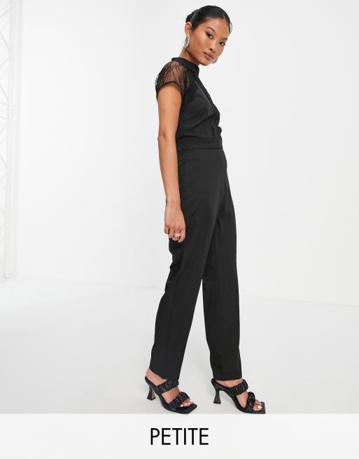 Liquorish Petite – Spitzen-Jumpsuit in Schwarz