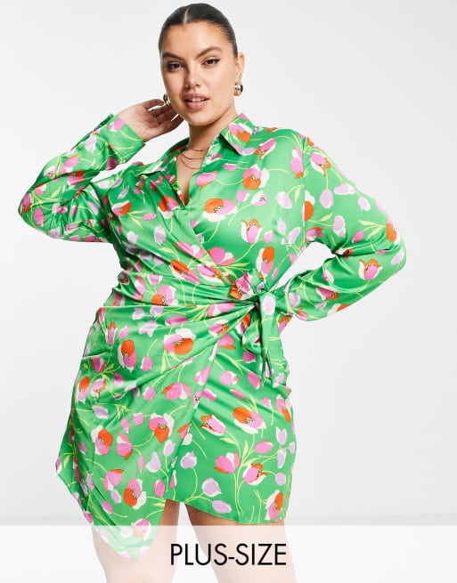 Liquorish Plus - Mini-wikkeljurk met kraagje in felgroen met bloemenprint 