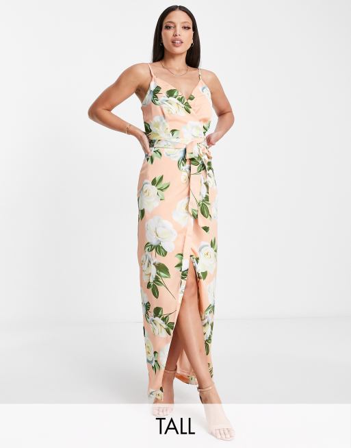 Liquorish Plus – Pfirsichfarbenes Maxikleid aus Satin im Wickeldesign mit Rosenmuster und Bindegürtel 