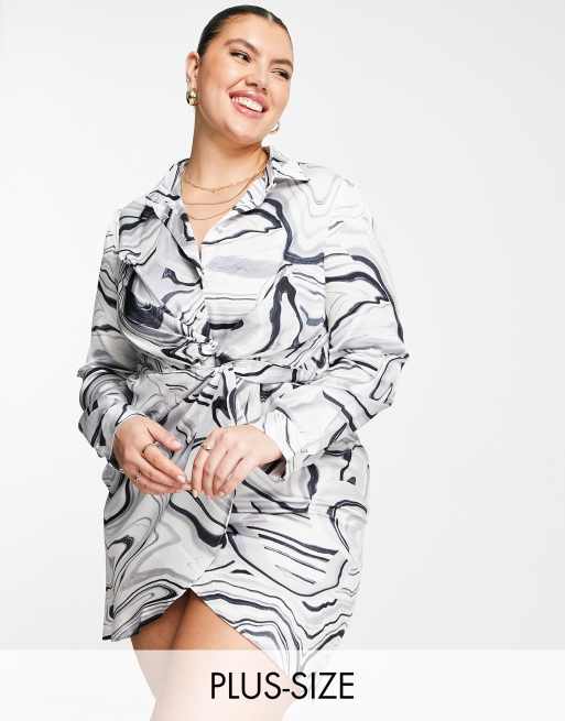 Liquorish Plus - Vestito camicia corto avvolgente con stampa astratta monocromatica