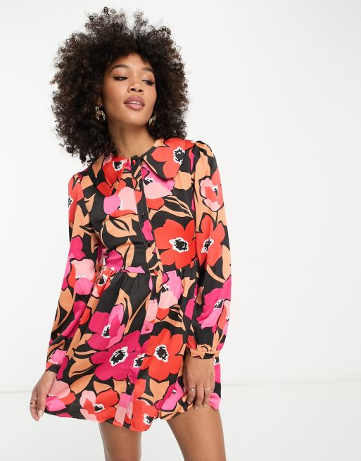 Liquorish - Robe babydoll courte à fleurs avec col tendance - Noir 