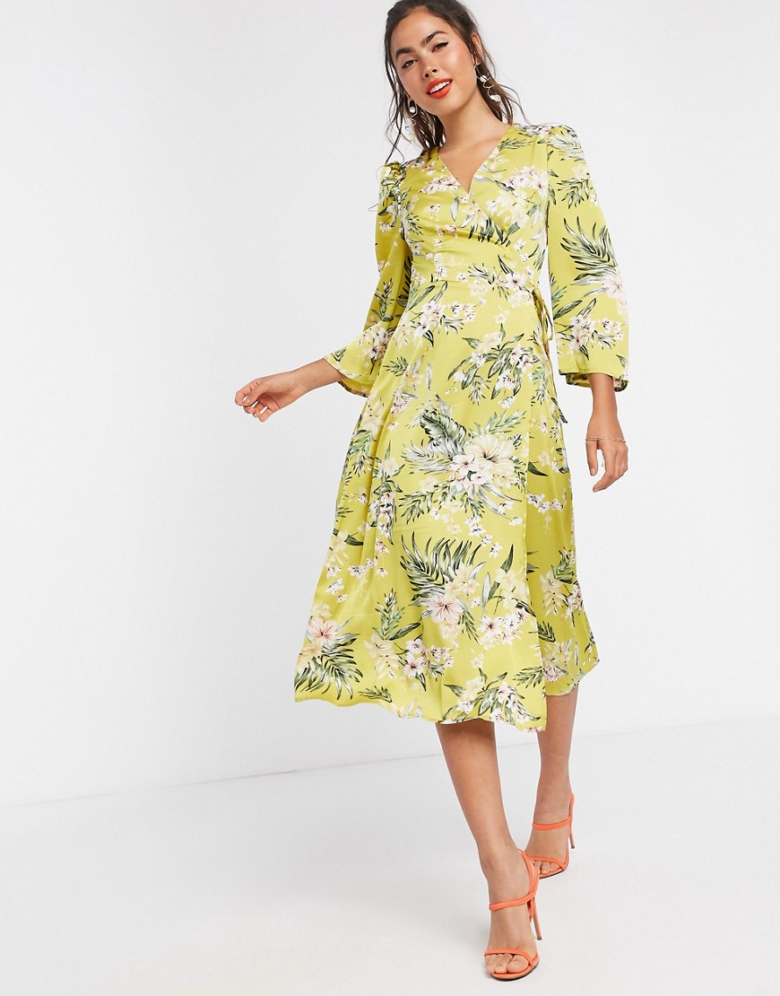 Liquorish - Satijnen jurk met overslag en gele bloemenprint-Multi