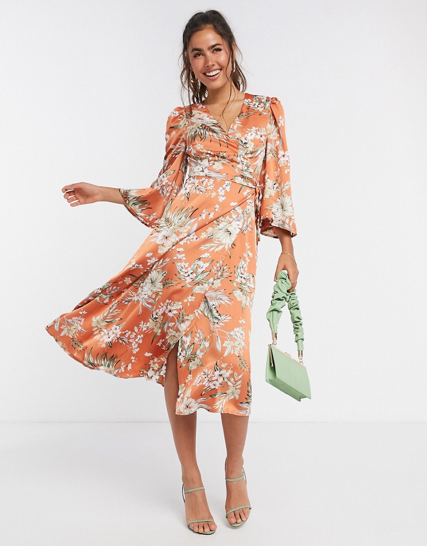 Liquorish - Satijnen jurk met overslag in oranje bloemenprint-Multi