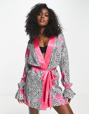 Liquorish Satin Robe In Leopard And Floral Print-pink