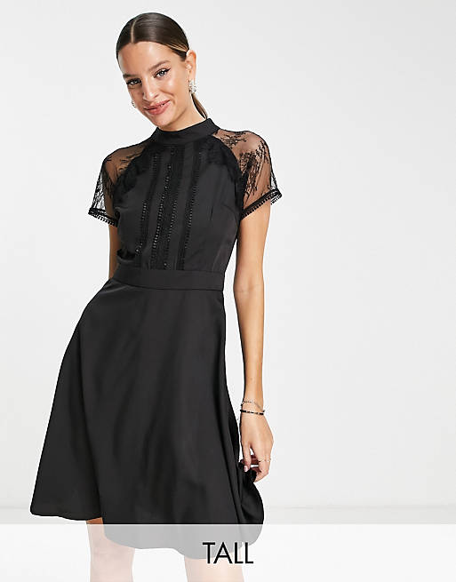 Liquorish Tall - Mini jurk met A-lijn en kant in zwart