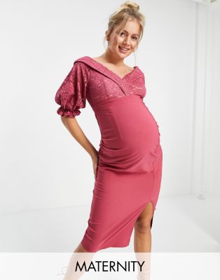 Little Mistress Maternity – Ciemnoróżowa sukienka midi z odkrytymi ramionami, rozszerzanym rękawkiem i rozcięciem
