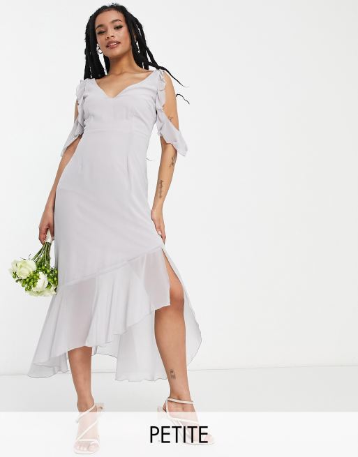 Little Mistress Petite – Bridesmaid – Jasnoszara sukienka midi z odsłoniętym ramieniem