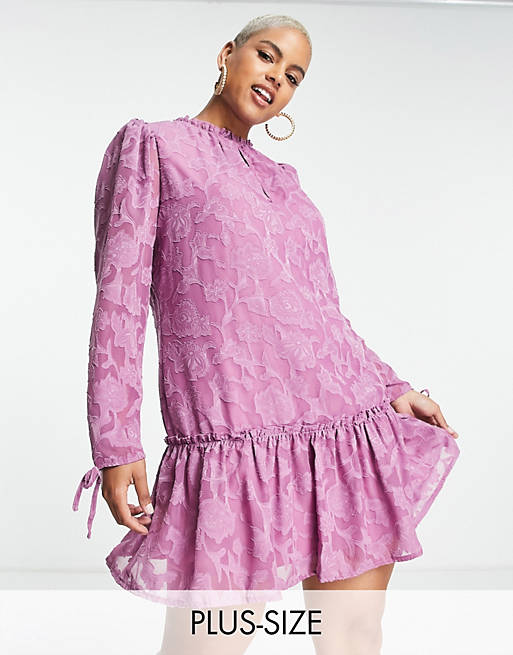 Little Mistress Plus - Mini jurk met lange mouwen en rok met ruches in lila