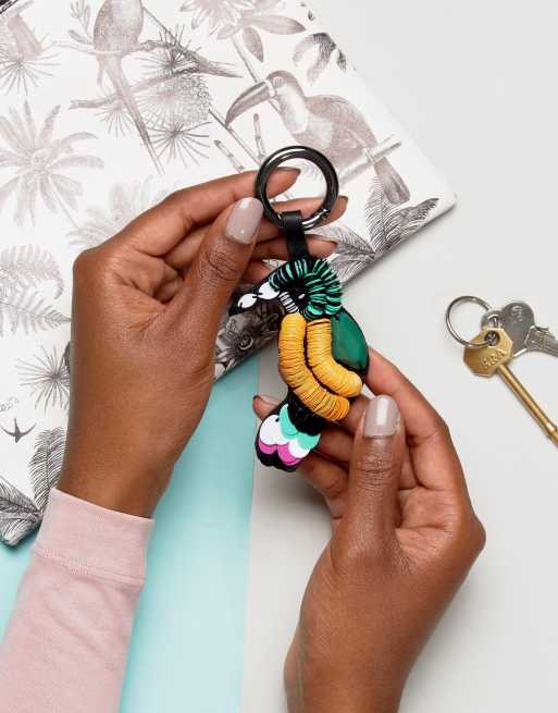 Llavero con diseño de loro con lentejuelas Polly de ASOS, 2 de 4