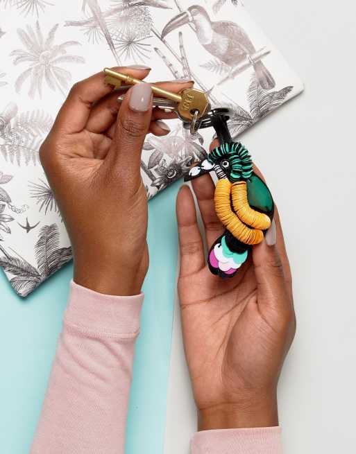 Llavero con diseño de loro con lentejuelas Polly de ASOS, 4 de 4
