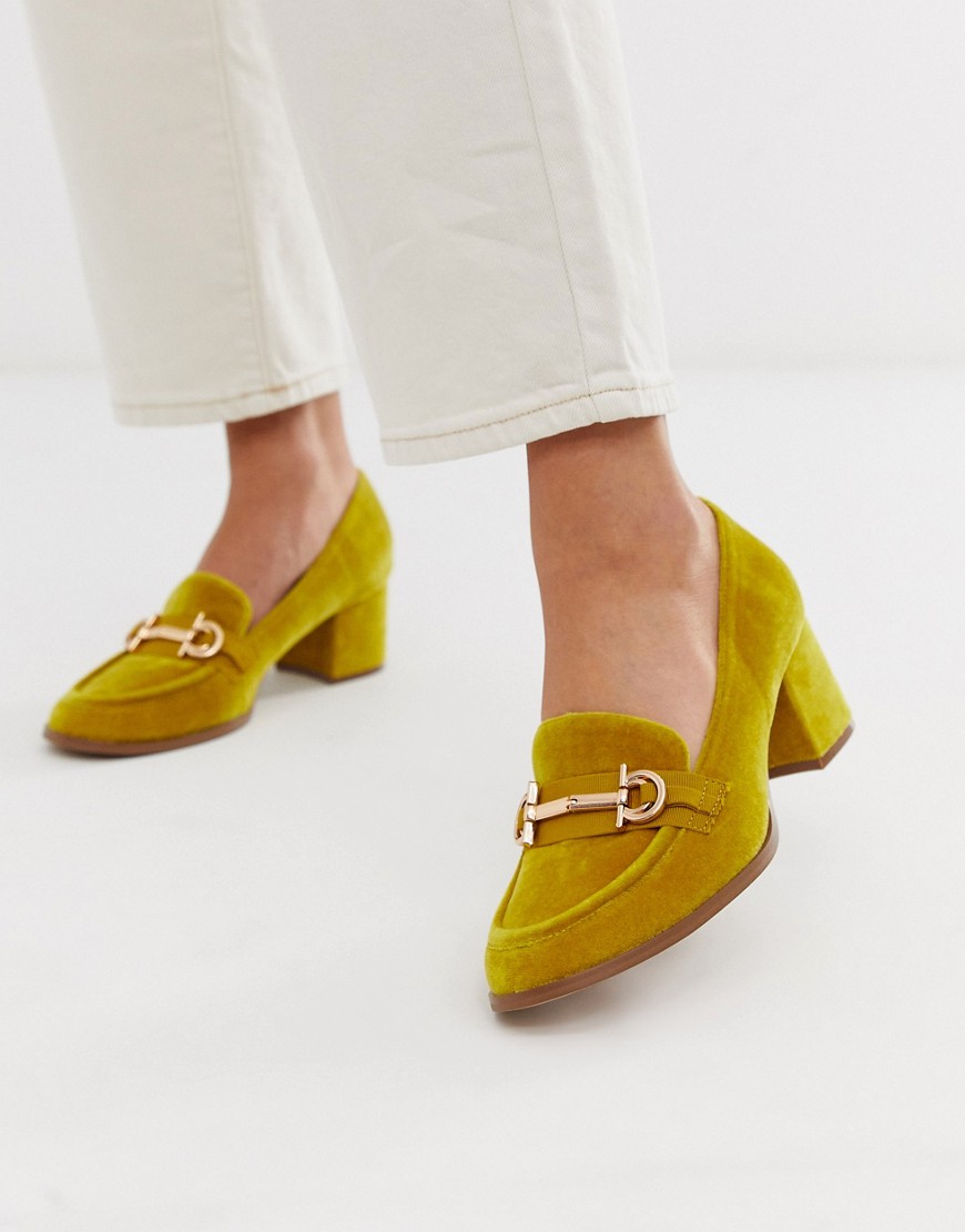 фото Лоферы горчичного цвета на среднем каблуке и с отделкой asos design-желтый