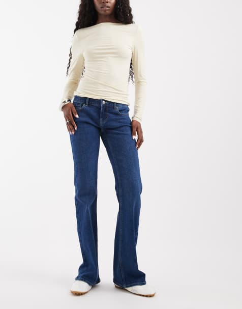 Lola Jeans mit sehr niedrigem Bund und ausgestelltem Bein in mittlerem Blau Denim - view 1