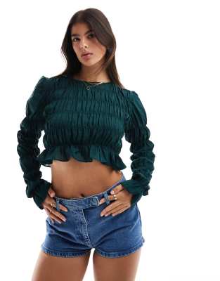 Lola May gathered satin long sleeve crop top-Green φωτογραφία