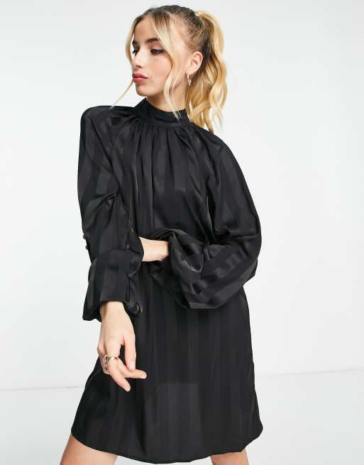 Lola May – Gestreiftes Minikleid aus Satin mit Zierausschnitt am Rücken
