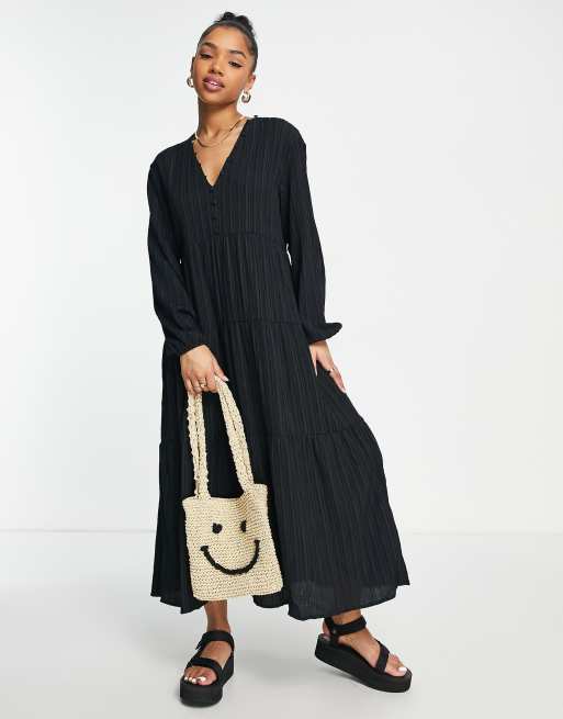 Lola May – Gestuftes Maxikleid in Schwarz mit Knopfleiste