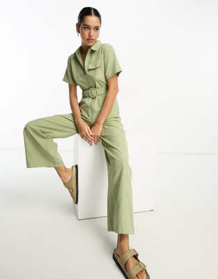 Lola May - Jumpsuit in Salbeigrün mit weitem Bein und Gürtel