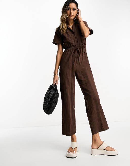 Lola May – Jumpsuit in Schokobraun mit Bindegürtel und Kragen