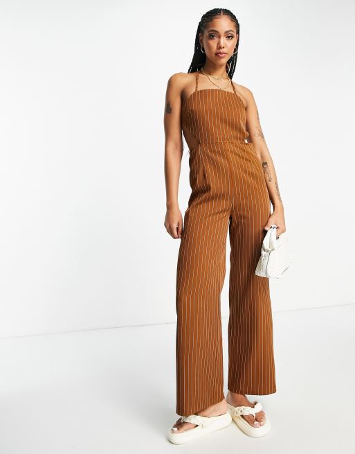 Lola May – Neckholder-Jumpsuit in Rostbraun mit Rückenausschnitt, weitem Bein und Nadelstreifen
