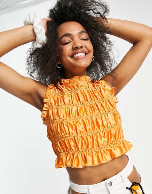 Lola May – Persikofärgad smockad crop top i satin, 3 av 4