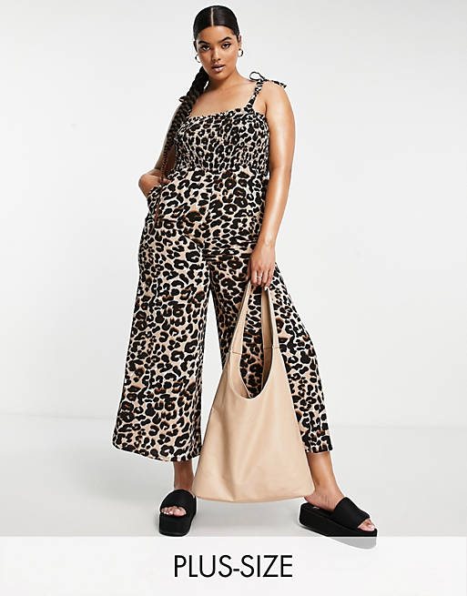 Lola May Plus - Jumpsuit med vide ben og bindeskuldre i leopardprint