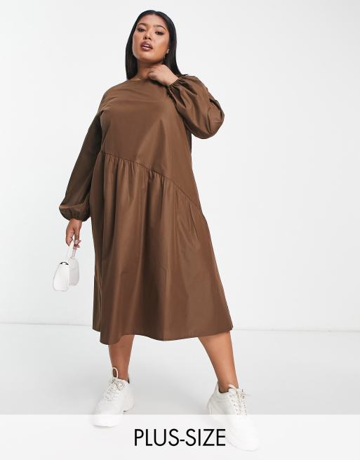 Lola May Plus - Oversized smockkjole med asymmetrisk sømdetalje i chokoladebrun