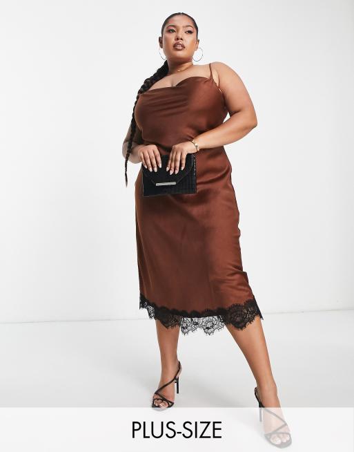 Lola May Plus – Satin-Midikleid in Schokoladenbraun mit Spitzenbesatz und Camisole-Trägern