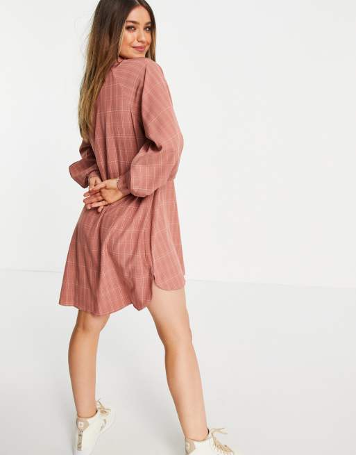 Lola May - Rustrød ternet oversized skjortekjole med længere kant bagpå, 2 af 4