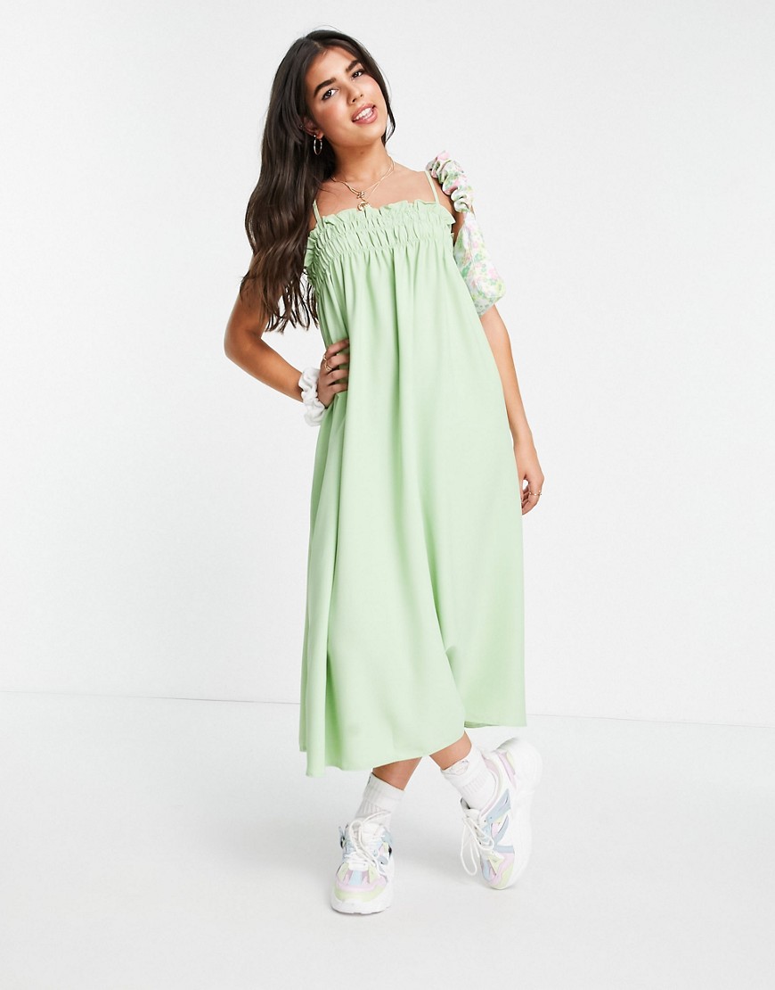 Lola May - Rynket midaxi-kjole med cami-stropper og smock-snit i wasabigrøn