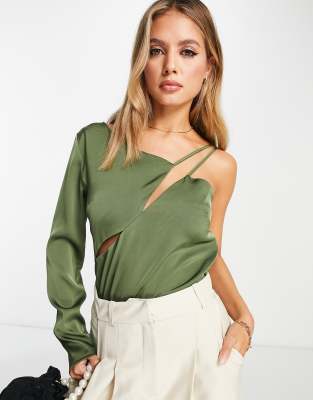 Lola May - Satin-Oberteil in Khaki mit One-Shoulder-Ärmel und Riemchen-Grün