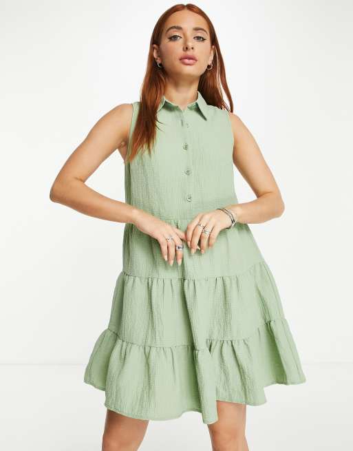 Lola May - Vestito grembiule a balze verde salvia con bottoni sul davanti
