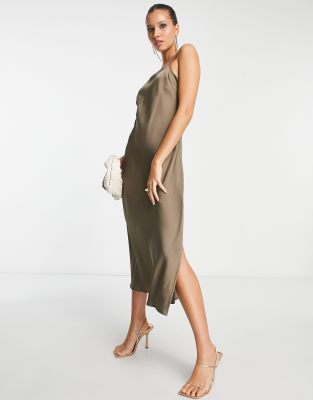 Lola May – Wadenlanges Satin-Trägerkleid in Taupe mit Strass-Trägern