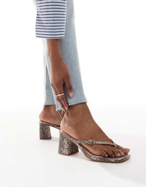London Rebel – Absatzsandalen mit Schlangenmuster, Zehensteg und Schnallendetail - view 1