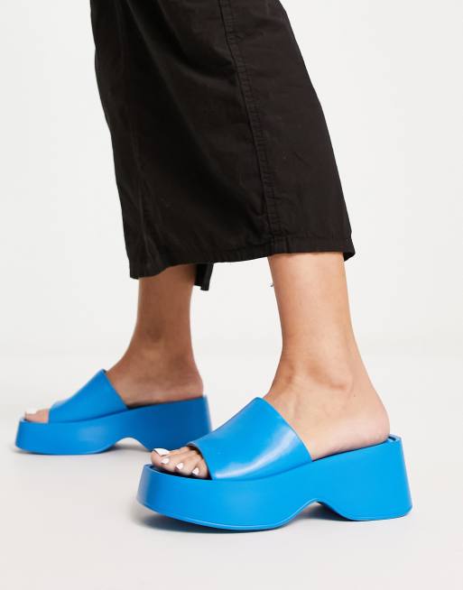 London Rebel – Blå flatform-tofflor med fyrkantig tå
