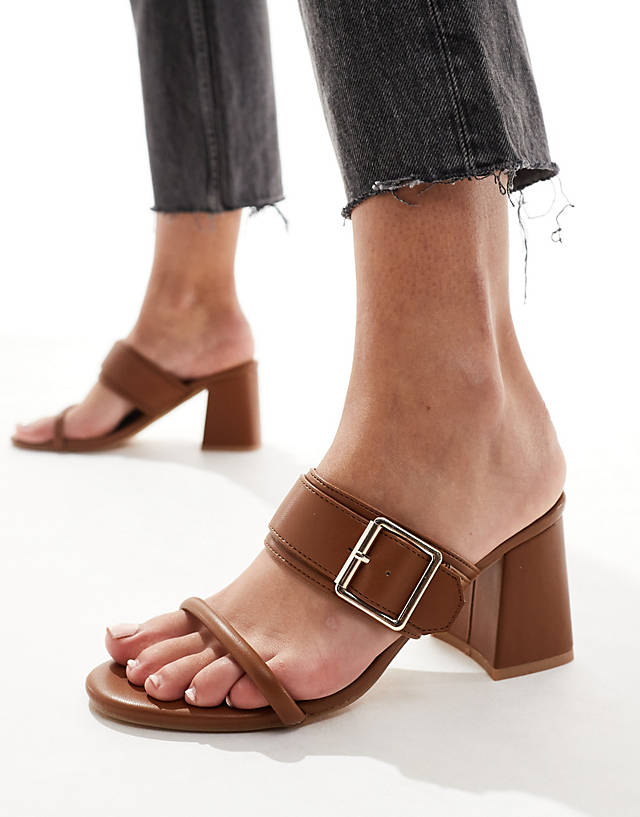London Rebel - block heel buckle sandals in tan