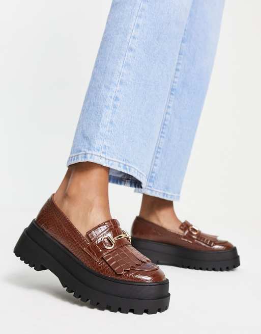 London Rebel – Chokadbruna krokodilskinnsmönstrade loafers med supergrov sula och metalldetaljer