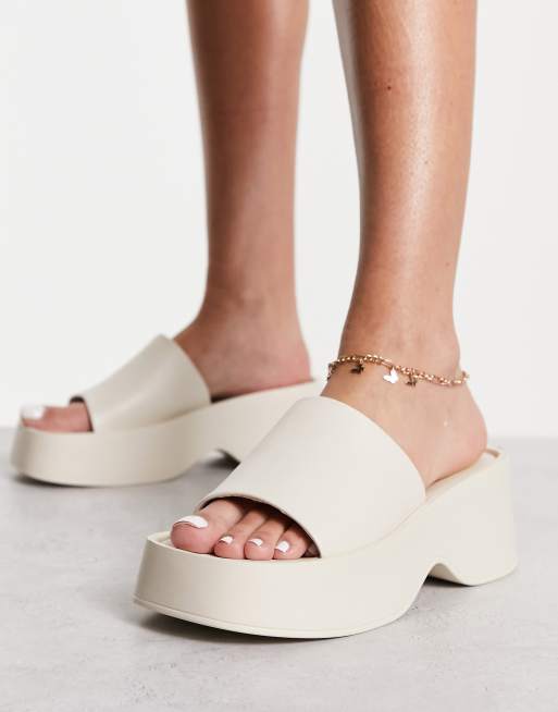 London Rebel - Cremefarvede flatform-sliders med firkantet tå