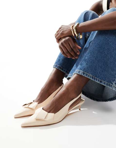 London Rebel - Cremefarvede sko med slingback-rem og kitten-hæl samt sløjfe i patentlæder - view 1