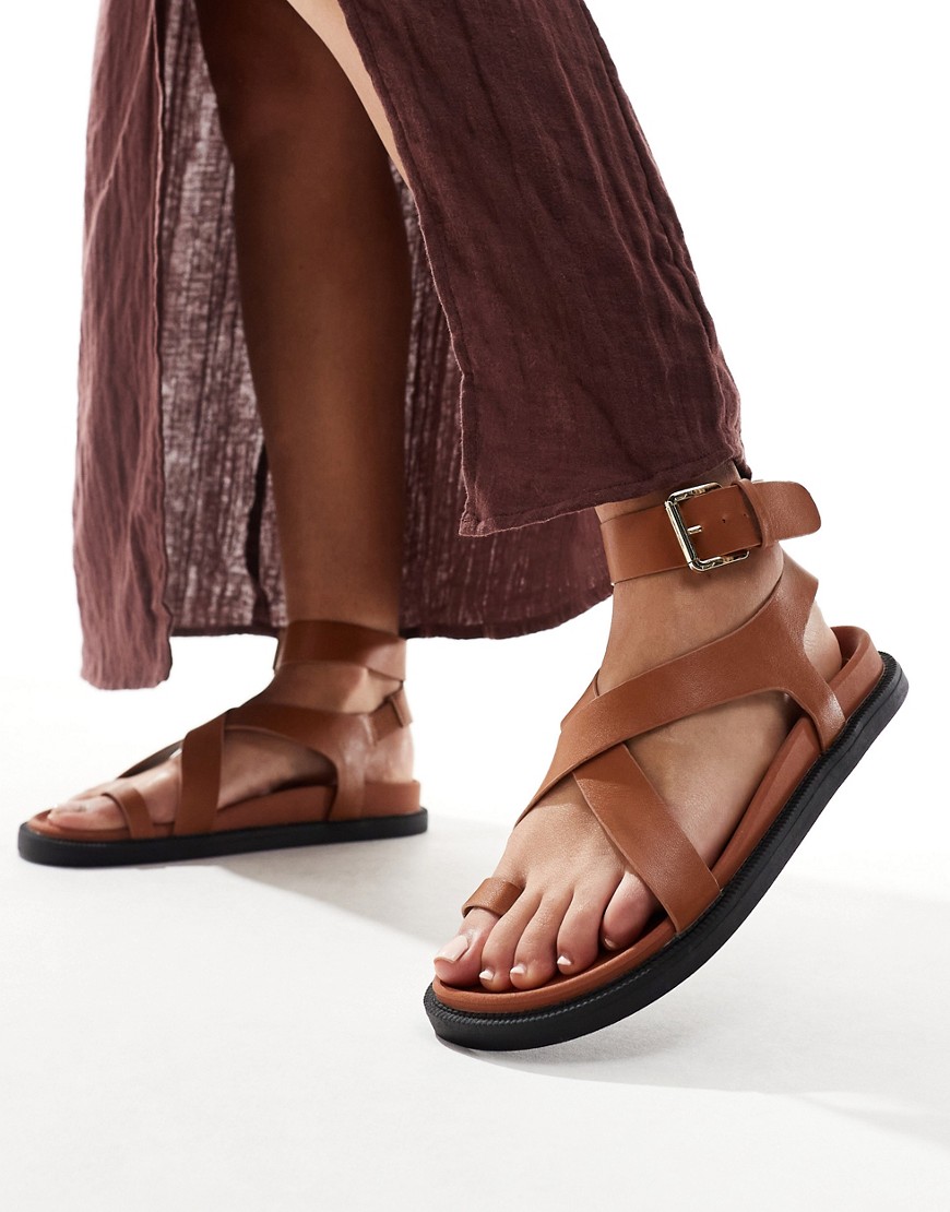 London Rebel cross strap toe loop sandals in tan-Brown