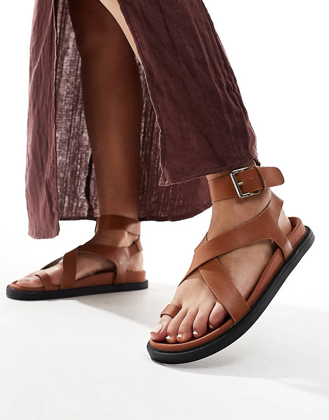 London Rebel - cross strap toe loop sandals in tan